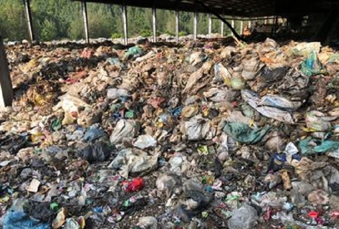 Rác được mang về tập kết quá tải, được chất đống tạo ra mùi hôi thối, ruồi nhặng tấn công khu dân cư khiến người dân bức xúc