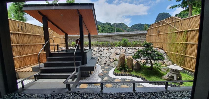 Vườn Nhật và bể tắm khoáng bên trong căn washitsu riêng tư tại Yoko Onsen Quang Hanh