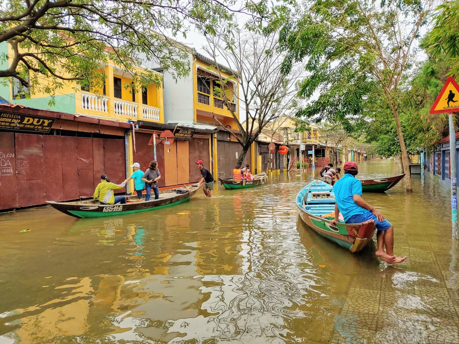 Thuyền dùng để chở người dân và khách du lịch.