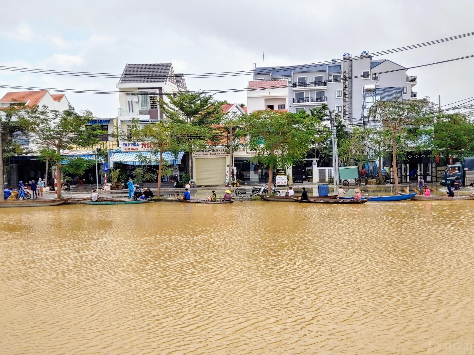 Người dân dùng thuyền để di chuyển, sơ tán.