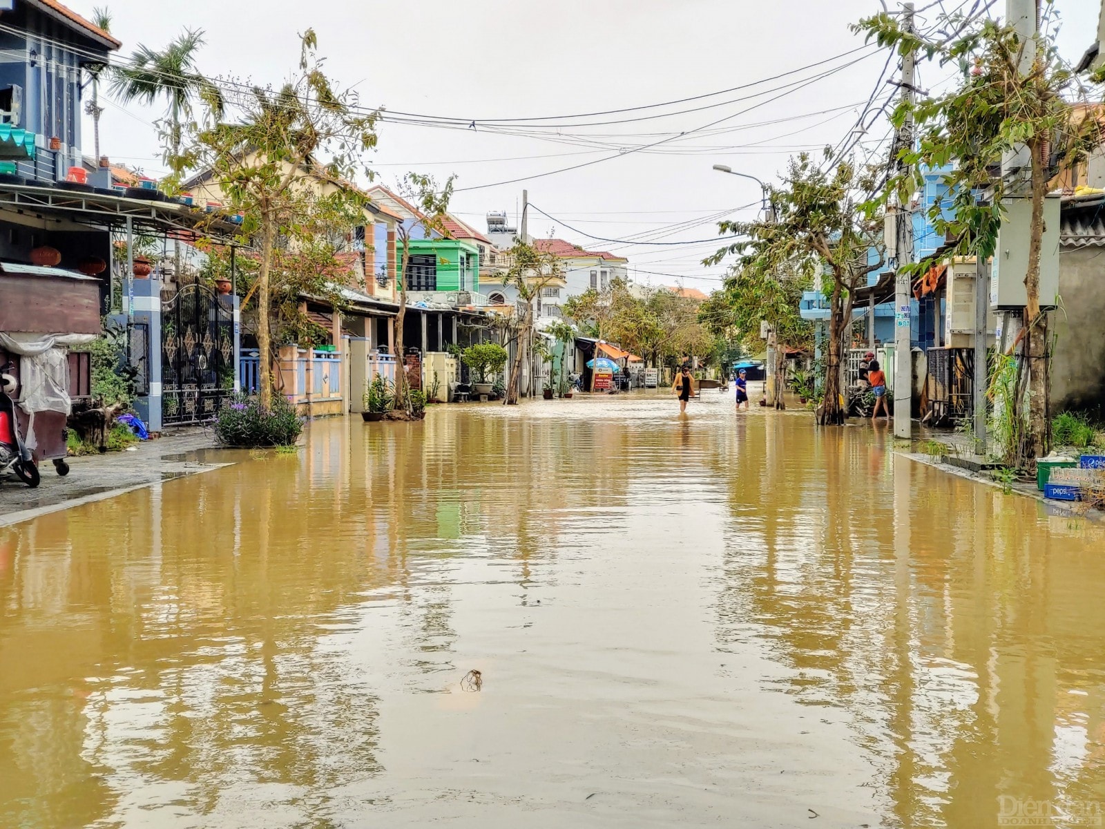 Nhiều tuyến đường đã bị nước phủ qua.