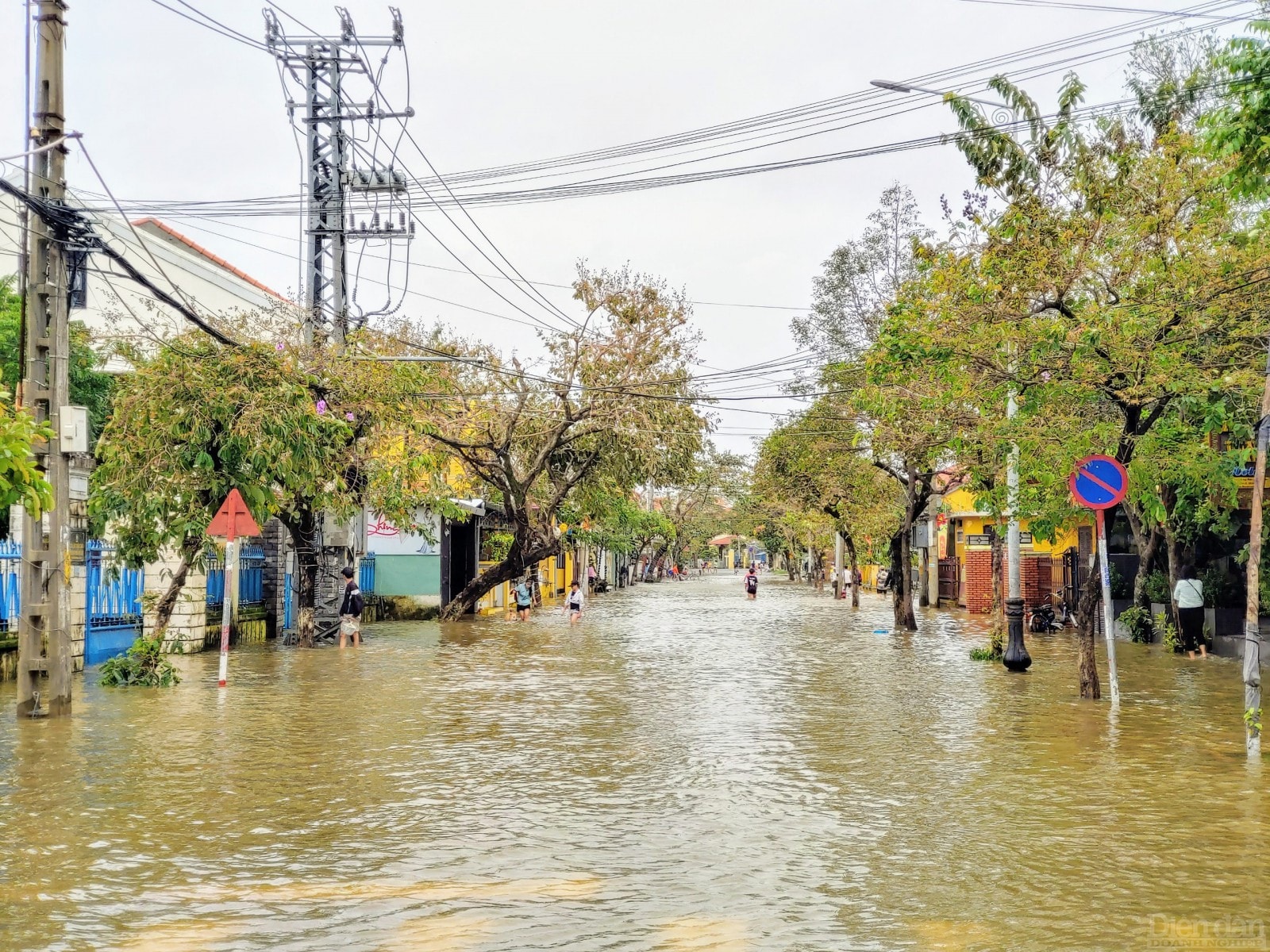 Các tuyến đường tại Hội An chìm trong biển nước.