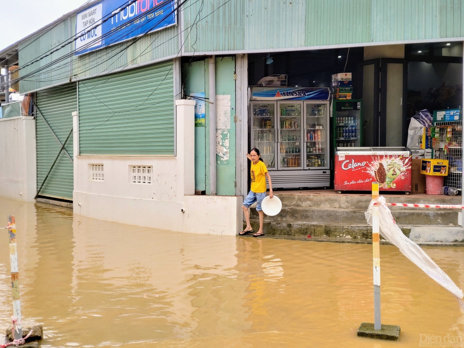 Các hộ kinh doanh phải dọn lên cao để tránh nước.