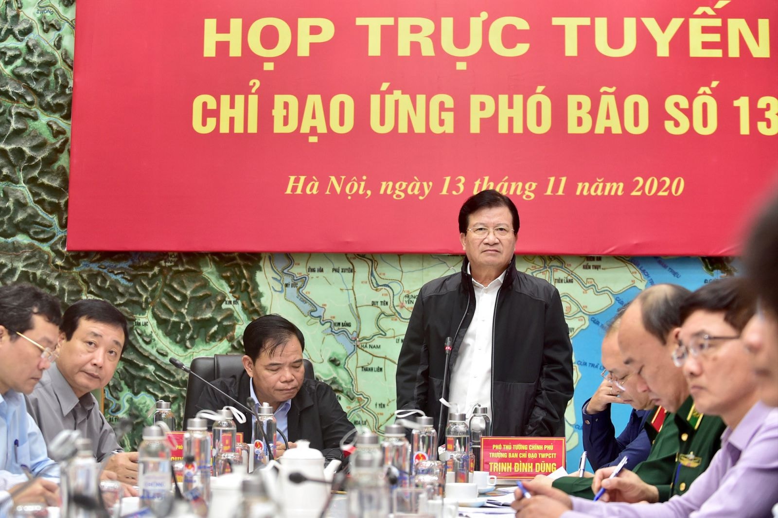 Phó Thủ tướng nhấn mạnh không chủ quan, lơ là trước diễn biến phức tạp của bão số 13. Ảnh: VGP/Đoàn Bắc