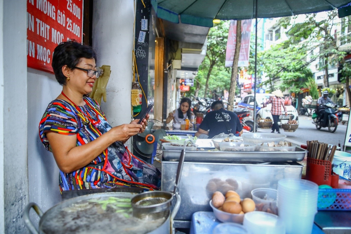 Việc hợp tác với các nhà sản xuất thiết bị là một trong những bước đi của Viettel nhằm phổ cập smartphone một cách nhanh chóng. 