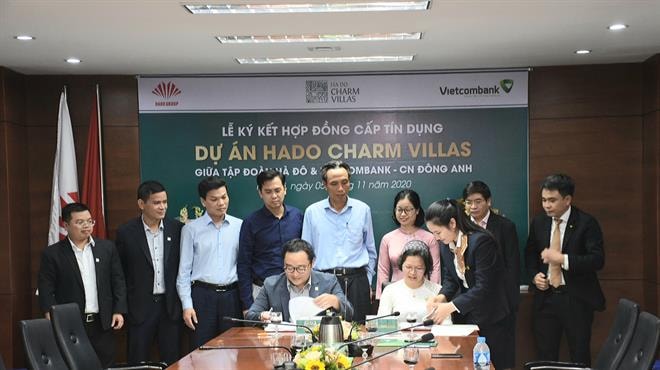 Đại diện Vietcombank Đông Anh và Tập đoàn Hà Đô ký kết hợp đồng tín dụng