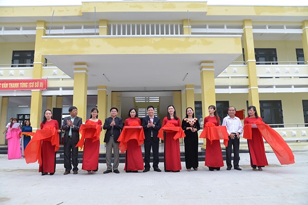 Lãnh đạo thị xã Điện Bàn, BSR và nhà trường cắt băng khánh thành công trình Trường Tiểu học Văn Thanh Tùng (cơ sở 2)