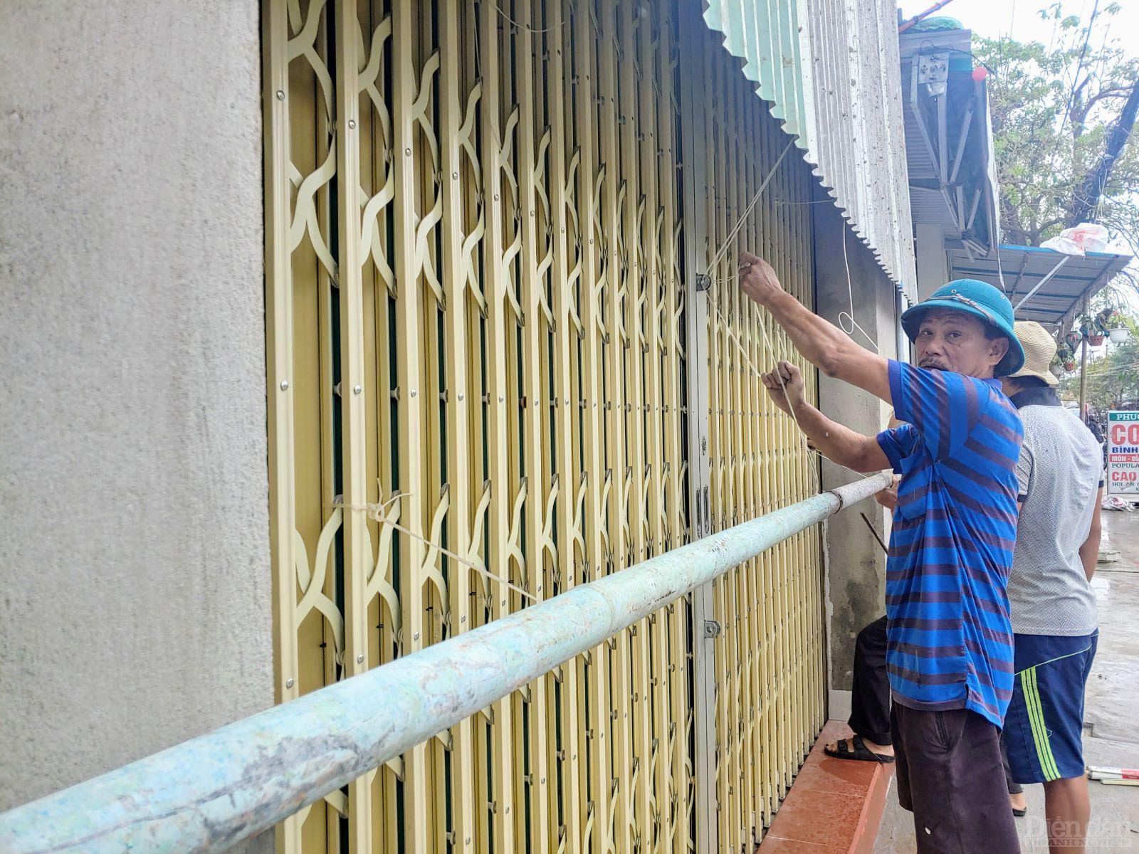 Với tinh thần không lơ là với bão, người dân vẫn bảo vệ tài sản một cách chắc chắn.