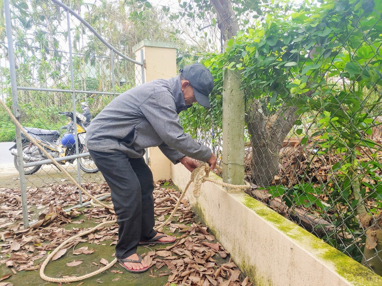 Nhiều gia đình dùng giây để giằng lại những mái hiên.