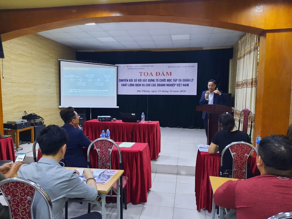 Tiến sĩ Bùi Quang Tuyến - Giám đốc Học viện Viettel trong buổi Tọa đàm “chuyển đổi số trong phát triển tổ chức và quản lý chất lượng dịch vụ doanh nghiệp”.