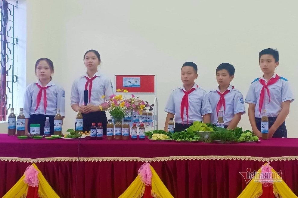 Thầy Lâm cho hay, hiện nay, ngoài sản phẩm chủ đạo này, nhóm học sinh còn làm song song các sản phẩm khác từ cua như muối nêm cua đồng, bột dinh dưỡng cua đồng.