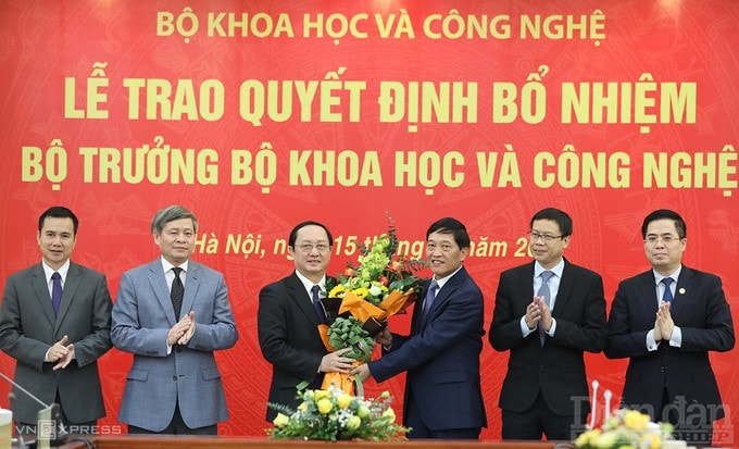 Các Thứ trưởng Bộ Khoa học và Công nghệ Bùi Thế Duy, Phạm Công Tạc, Trần Văn Tùng, Lê Xuân Định và Nguyễn Hoàng Giang (từ trái qua) chúc mừng Bộ trưởng Huỳnh Thành Đạt.