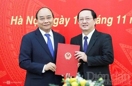 Thủ tướng Chính phủ Nguyễn Xuân Phúc trao Quyết định của Chủ tịch nước bổ nhiệm ông Huỳnh Thành Đạt làm Bộ trưởng Bộ Khoa học & Công nghệ