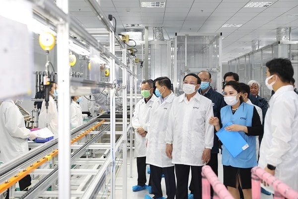 Bí thư thăm dây chuyền sản xuất tập đoàn Foxconn