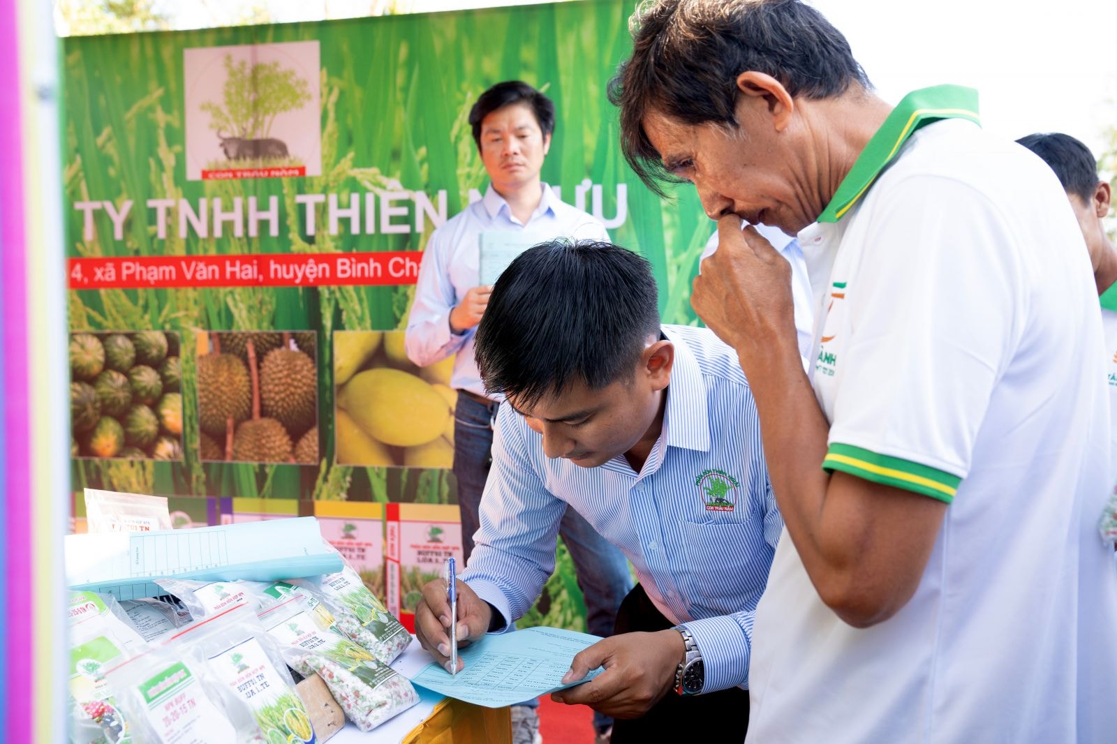 Khách hàng tham quan tại các gian hàng