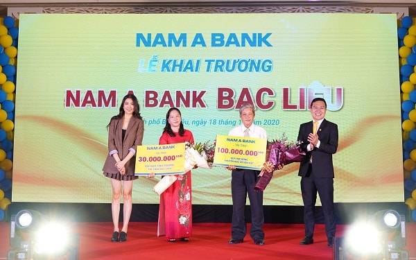 Nhân dịp này, Nam A Bank đã trao tặng nhiều phần quà ý nghĩa, hướng đến sự phát triển bền vững địa phương.