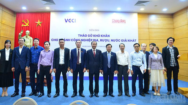 Đại diện Ban tổ chức tặng hoa cảm ơn các vị diễn giả.