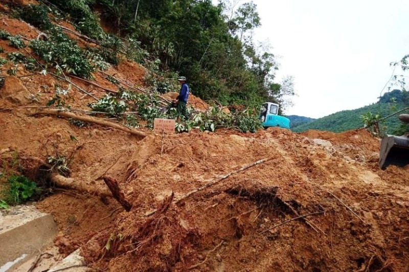 Tuyến đường dẫn lên huyện Nam Trà My sạt lở nặng