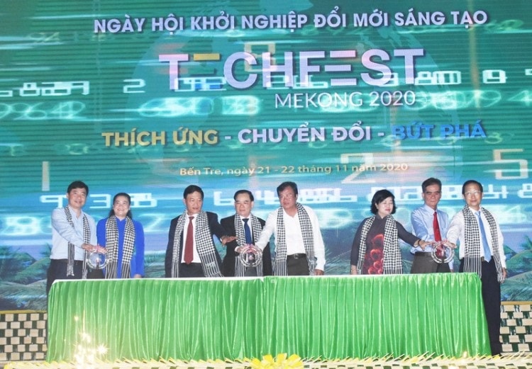 Các đại biểu ấn nút khai mạc Techfest Mekong 2020