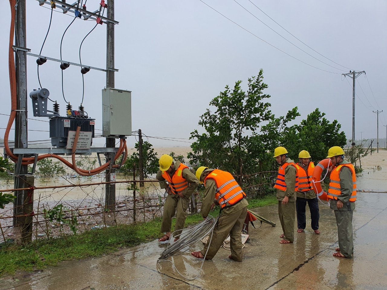 Những kỹ thuật ngành điện đang tập trung xử lý sự cố lưới điện để có thể cấp điện trở lại cho người dân sớm ổn định cuộc sống.