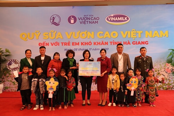 Vinamilk và Quỹ sữa “Vươn cao Việt Nam” dành tặng 94.000 ly sữa, cho 1.045 trẻ em có hoàn cảnh khó khăn tại tỉnh Hà Giang.