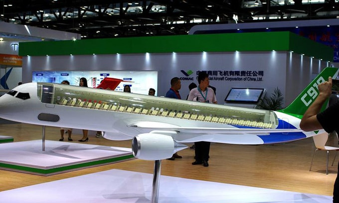 Mô hình máy bay C919 của COMAC tại triển lãm hàng không ở Bắc Kinh, Trung Quốc năm 2017. Ảnh: Reuters .