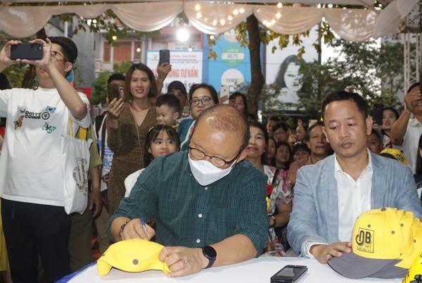 Trong ngày khai trương có mặt tham dự huấn luyện viên đội tuyển bóng đá Việt Nam Park Hang-Seo cùng các ngôi sao bóng đá: 