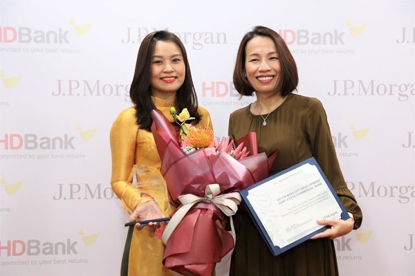 Bà Trần Thu Hương - Giám đốc Khối Vận hành, đại diện HDBank nhận giải thưởng từ JP Morgan do Bà Phan Bích Vân - Tổng Giám đốc NH JP Morgan Chase N.A. Chi nhánh TP.HCM trao tặng