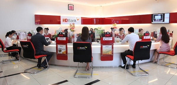 Khách hàng giao dịch tại HDBank