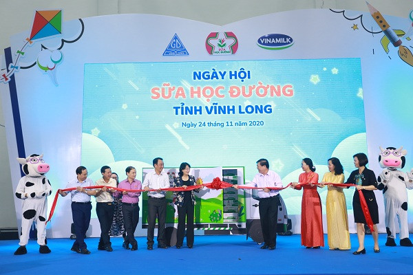 Các đại biểu cùng thực hiện nghi thức phát động “Ngày hội Sữa học đường” Vĩnh Long năm 2020.