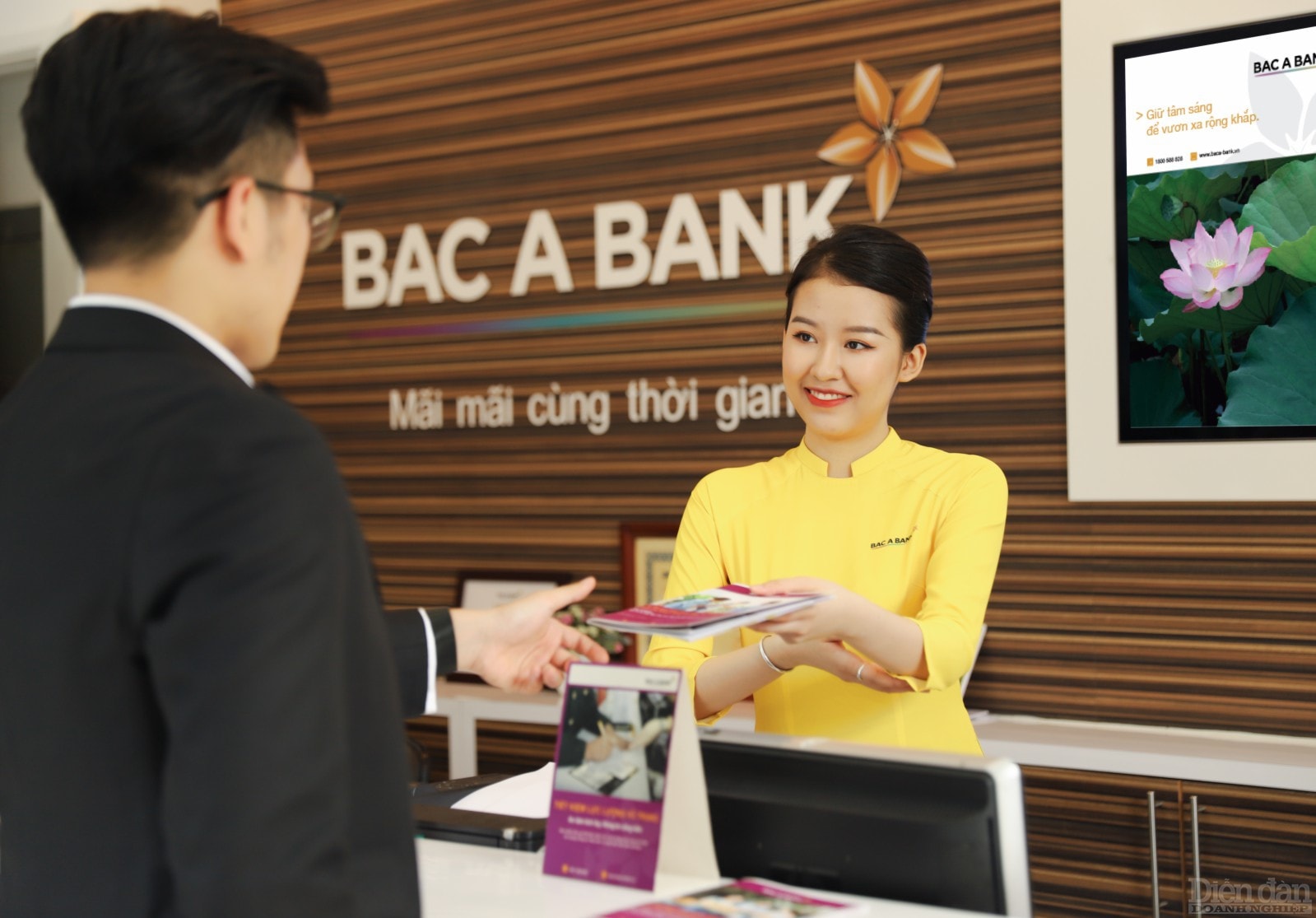 Nhân viên của BAC A BANK trao đổi với khách hàng về dịch vụ của ngân hàng