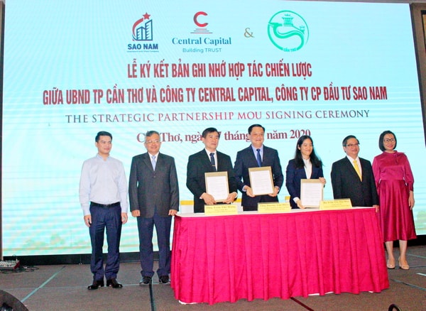 Đại diện UBND TP Cần Thơ và Công ty Central Capital, Công ty Cổ phần Đầu tư Sao Nam ký kết Biên bản ghi nhớ hợp tác chiến lược. 