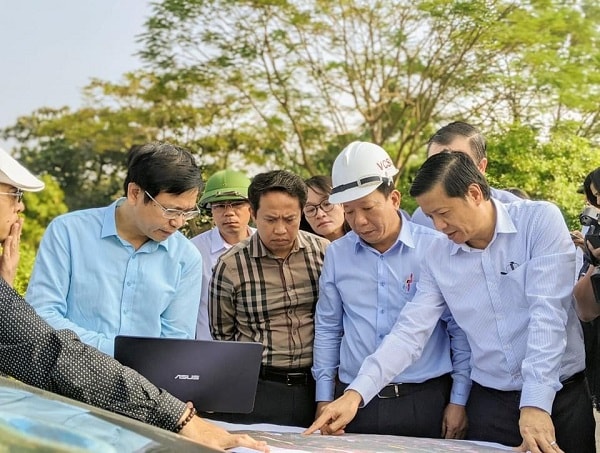 Đó là chỉ đạo của ông Nguyễn Đức Thọ - Phó chủ tịch UBNDTP Hải Phòng về việc nghiên cứu xây dựng cầu Rào 3, và tuyến đường trục đô thị nối từ quận Lê Chân qua quận Dương Kinh đến Đồ Sơn. Theo đó, việc đầu tưp/xây dựng Cầu Rào 3 và tuyến đường trục đô thị nối từ quận Lê Chân qua Dương Kinh đến tận Đồ Sơn sẽ hình thành nên trục đô thị mới hỗ trợ cho đường tỉnh 353, tạo không gian đô thị hiện đại, kết nối với khu vực phía Nam và Đông Nam thành phố. Các dự án trên cùng với Tuyến đường bộ ven biển kéo dài gần 30 km bắt đầu từ nút giao đường tỉnh 353 (quận Đồ Sơn) chạy qua địa phận các huyện Kiến Thụy, Tiên Lãng (Hải Phòng và đấu nối vào quốc lộ 37 thuộc địa phận huyện Thái Thụy (Thái Bình), sẽ tạo ra một cửa ngõ giao thông mới của thành phố Hải Phòng, giúp lưu thông hàng hóa giữa khu vực phía Nam với cảng Lạch Huyện và các tỉnh duyên hải. Đại diện Tư vấn Tedi cho biết, nghiên cứu đầu tư xây dựng cầu Rào 3 và tuyến đường trục đô thị có chiều dài gần 15 km, có điểm đầu từ đường Bùi Viện, quận Lê Chân đến điểm cuối là quận Đồ Sơn, kết nối với tuyến đường ven biển. Tuyến đường này song song với đường tỉnh 353 và cách nhau khoảng 1 km, mặt cắt tuyến rộng 50,5 m. Đối với công trình cầu Rào 3, đơn vị tư vấn đưa ra 4 phương án thiết kế là công trình vĩnh cửu, kiến trúc hiện đại, quy mô 6 làn xe cơ giới, 2 làn xe thô sơ... Tại cuộc họp ngày 27/11 với các sở ban ngành có liên quan, ông Nguyễn Đức Thọ, Phó Chủ tịch UBND thành phố Hải Phòng đã nêu rõ, Nghị quyết 45 của Bộ Chính trị và Nghị quyết Đại hội Đảng bộ thành phố lần thứ XVI xác định cải tạo, chỉnh trang đô thị là một trong những nội dung đặc biệt quan trọng, trong đó phát triển đô thị được xác định là một trong những bước đột phá. Nên việc nghiên cứu xây dựng cầu Rào 3 và tuyến đường trục đô thị nhằm thực hiện chỉnh trang đô thị. Đối với xây dựng cầu Rào 3 phải nằm trong tổng thể kiến trúc của các cây cầu bắc qua sông Lạch Tray, có tính nghệ thuật và thẩm mỹ cao. Ông Thọ cũng đề nghị đơn vị Tư vấn Tedi cần nghiên cứu bổ sung thêm mặt cắt tuyến đường trục là 60m, hiện đang đề xuất là 50,5 m để phù hợp với định hướng phát triển đô thị của Hải Phòng trong tương lai. Đồng thời, cần cập nhật đồng nhất quy hoạch của các địa phương nơi dự án đi qua, rà soát lại toàn bộ công tác giải phóng mặt bằng, xây dựng các khu tái định cư. Giao Sở Xây dựng đẩy nhanh tiến độ xây dựng Quy hoạch chung của thành phố; Sở Giao thông vận tải lập chủ trương đầu tư Dự án, phối hợp cùng đơn vị tư vấn, Ban Quản lý dự án để thực hiện nhiệm vụ nghiên cứu toàn tuyến. Trước đó, năm 2012 cầu Rào 2 bắc qua sông Lạch Tray đã đượcp/đưa vào sử dụng. Tổng mức đầu tư của dự án là 24,45 triệu Euro và 61 tỷ đồng. Trong đó, vốn ODA Phần Lan 24,45 triệu Euro được cấp phát từ nguồn vay ODA của Chính phủ để sử dụng cho các hạng mục xây dựng cầu, tư vấn thiết kế, giám sát thi công, bảo hiểm tín dụng. Vốn đối ứng 61 tỷ đồng từ ngân sách thành phố để sử dụng cho bồi thường GPMB, rà phá bom mìn, xây dựng đường dẫn, các chi phí tư vấn, quản lý dự án và thuế các loại. Đơn vị có kinh nghiệm trong điều hành, quản lý, xây dựng cầu là Ban quản lý các dự án cầu Hải Phòng được UBND thành phố tin tưởng giao làm chủ đầu tư dự án.. Mới đây UBND TP Hải Phòng vừa khởi công tư dự án đầu tư xây dựng cầu Rào 1 với tổng mức đầu tư khoảng 2.276 tỷ đồng bằng nguồn vốn ngân sách thành phố.p/Cầu Rào mới có kết cấu vĩnh cửu bằng thép, bê tông cốt thép và bê tông cốt thép dự ứng lực theo tiêu chuẩn đường phố chính đô thị với chiều rộng 30,5m, dài 456,4m; 4 làn xe cơ giới cùng dải phân cách, dải an toàn, vỉa hè hai bên; 2 nhánh rẽ lên xuống có bề mặt cắt ngang 9m, mỗi nhánh gồm 7 nhịp có chiều dài 20 - 30m. Cùng với đó là nút giao khác mức, cầu vượt nút giao khác mức phía đường Lạch Tray, cải tạo nút giao mặt đất liên quan tới đường Ngô Gia Tự, đường Thiên Lôi; xây dựng hạ tầng kỹ thuật trên tuyến đường Lạch Tray; lắp đặt hệ thống điện chiếu sáng, điện chiếu sáng mỹ thuật; xây dựng công viên cảnh quan hai bên đầu cầu… Như vậy, việc nghiên cứu Dự án đầu tư xây dựng tuyến đường kết nối từ cầu Rào 3 (dự kiến) đến quận Đồ Sơn đã đầu tư tạo ra bước đột phá về hạ tầng giao thông làm đòn bẩy thúc đẩy phát triển KT-XH của TP trong thời gian tới.p/Theo thống kê, tổng vốn đầu tư phát triển giao thông giai đoạn 2016-2019 của Hải Phòng lên tới hơn 88.000 tỷ đồng, tổng chiều dài các tuyến đường được xây dựng, cải tạo giai đoạn này lên tới hơn 352.000km, đường nông thôn được bê tông hoá gần 4000km. Hải Phòng cũng đã hoàn thành 30 cây cầu, đang triển khai xây dựng 26 cây cầu. 