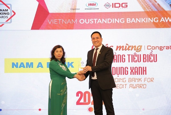 Bà Lê Thị Kim Xuân – Trưởng Văn phòng đại diện Hiệp hội Ngân hàng tại TP.HCM trao giải thưởng “Ngân hàng tiêu biểu về Tín dụng xanh” năm 2020 cho đại diện Nam A Bank – Ông Hà Huy Cường, Phó Tổng Giám đốc.