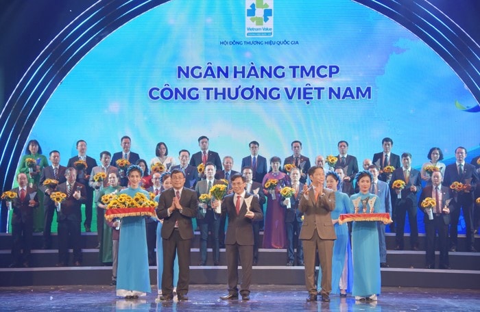 Ông Trần Văn Tần - đại diện VietinBank nhận giải Thương hiệu Quốc gia năm 2020