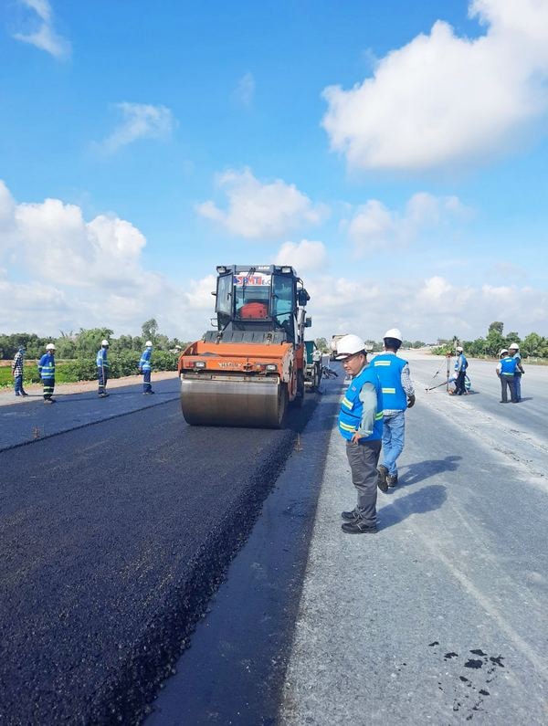 một số gói thầu đã tiến hành công tác dỡ tải để thi công lớp nền thượng đảm bảo độ chặt K98 và móng, mặt đường