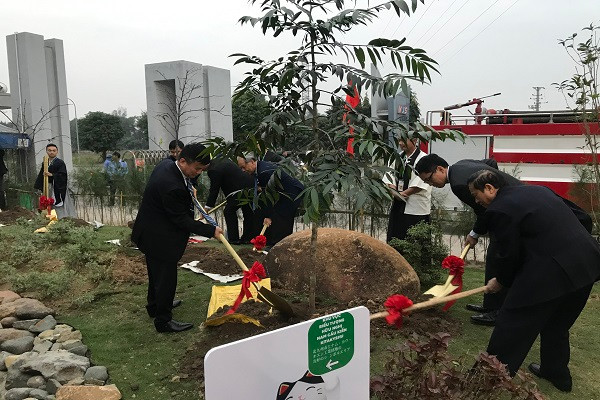 Ông Phạm Hồng Điệp và các quan khách trồng cây lưu niệm, với biểu trưng là cây Kim Giao từ phủ chủ tịch Hồ Chí Minh và 3 cây hoa Anh Đào Nhật Bản. 