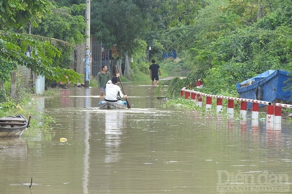 Nhiều tuyến đường trên địa bàn TP Nha Trang, người dân phải dùng thuyền để di chuyển