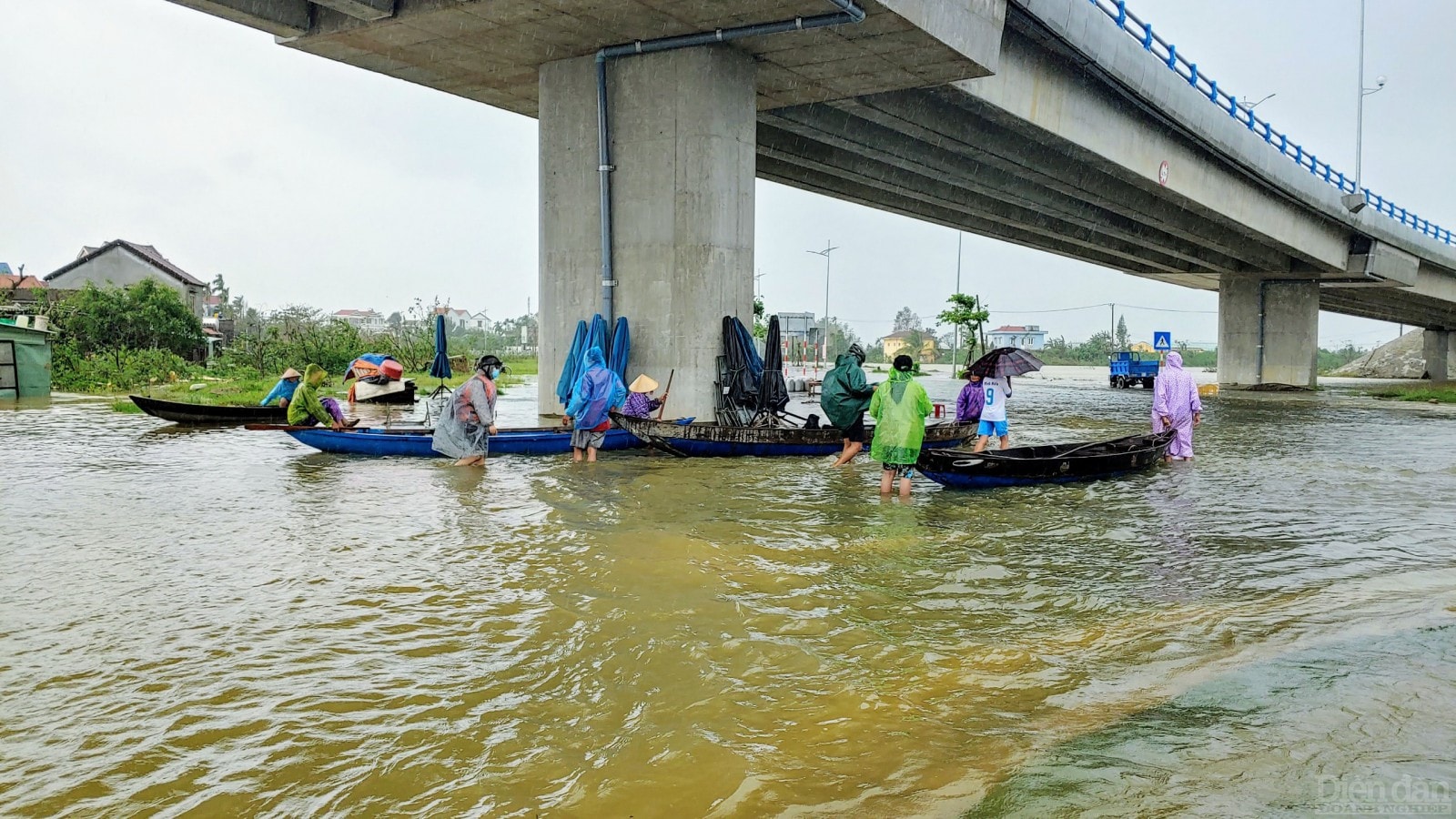 Người dân địa phương dùng thuyền nhỏ để di chuyển đến nơi cao hơn.