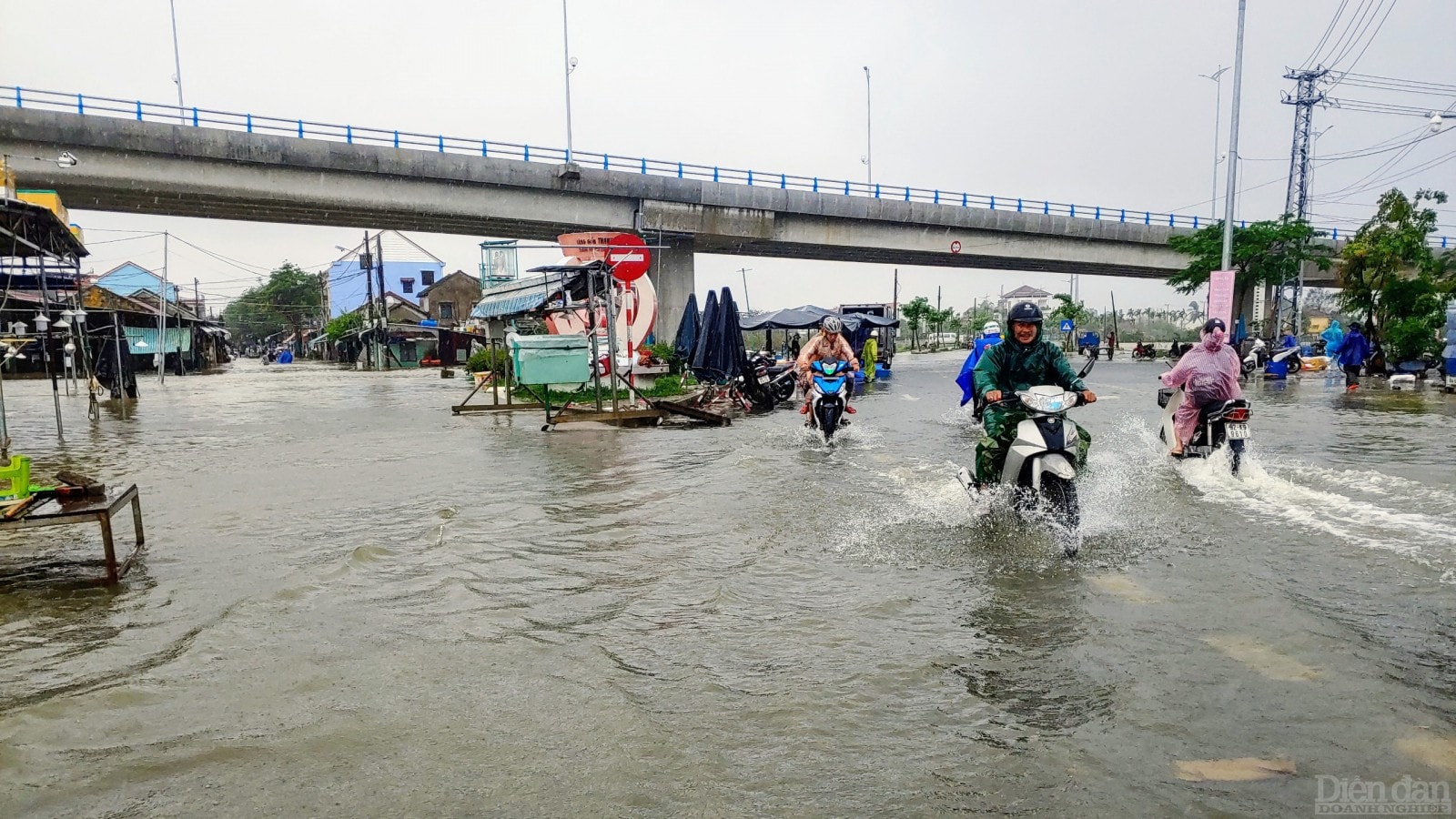 Lối vào làng gốm Thanh Hà, nước đã dâng cao hơn 0,5m.