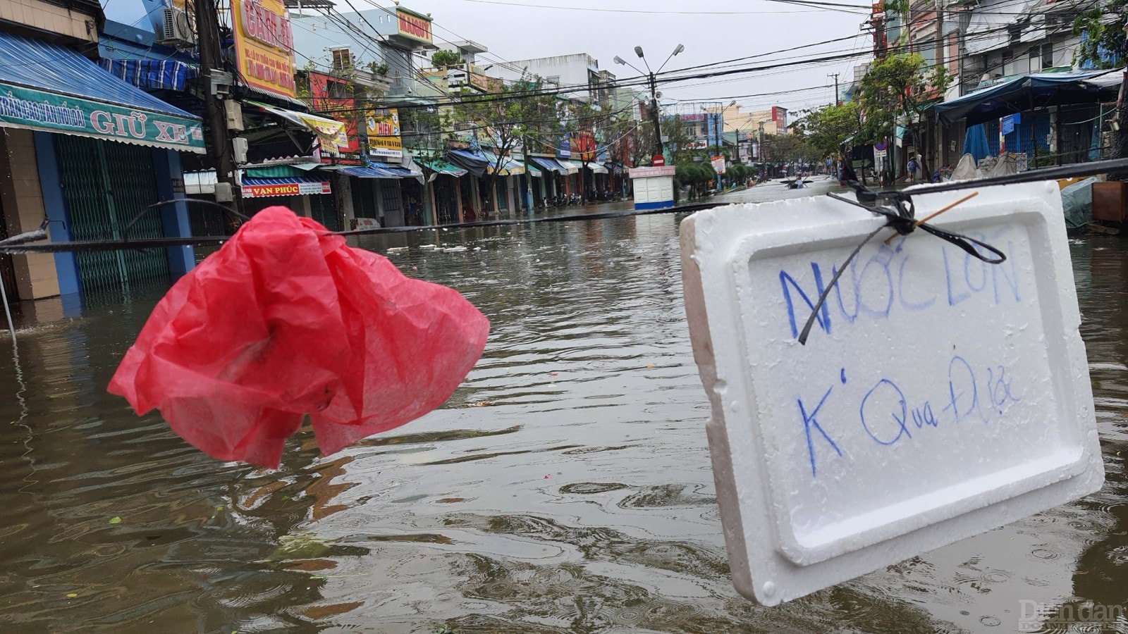 Tại khu vực ngập sâu đều có biển báo để người dân không qua lại.