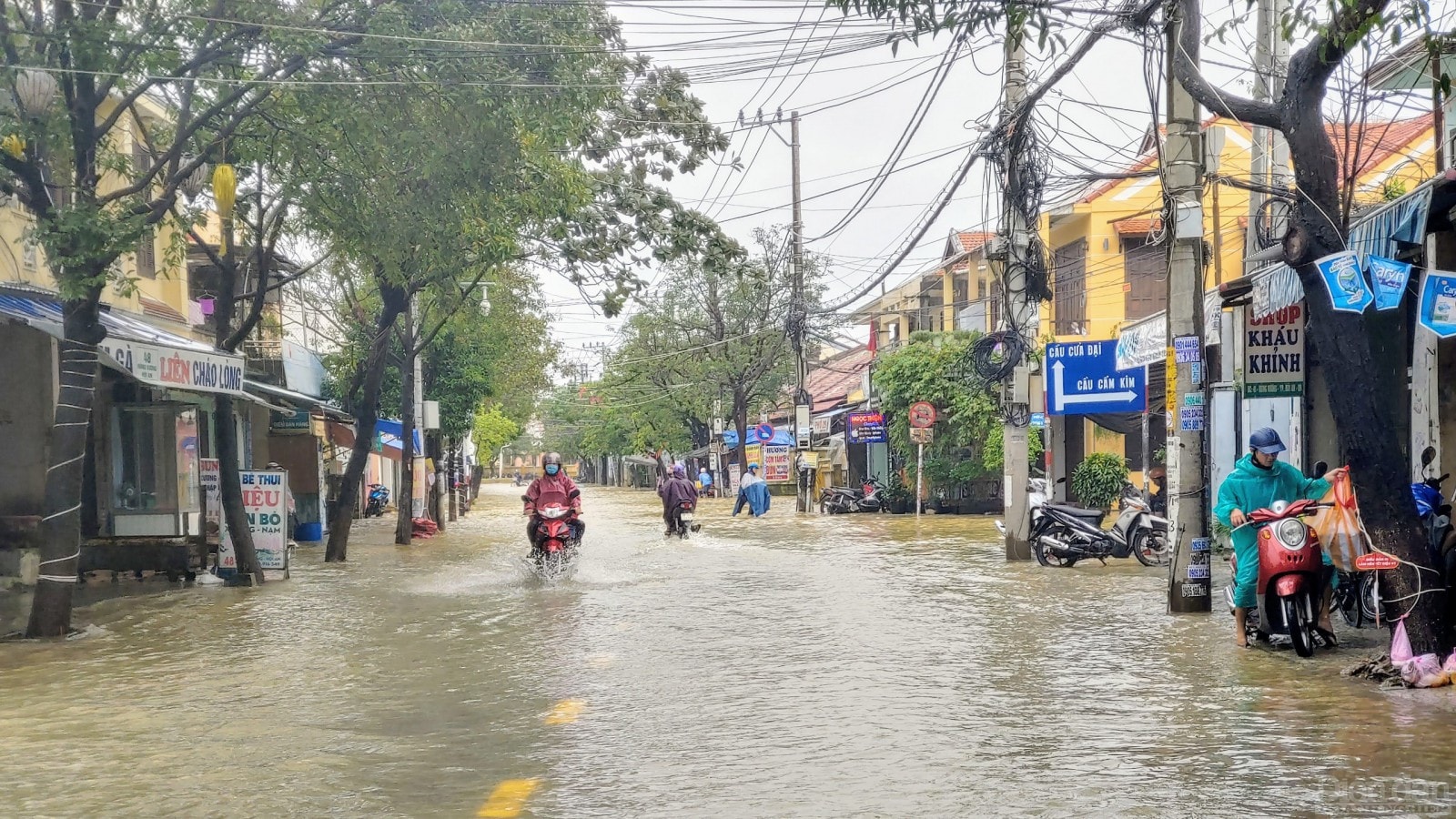 Nhiều tuyến đường vào thành phố Hội An đã bị ngập sâu.