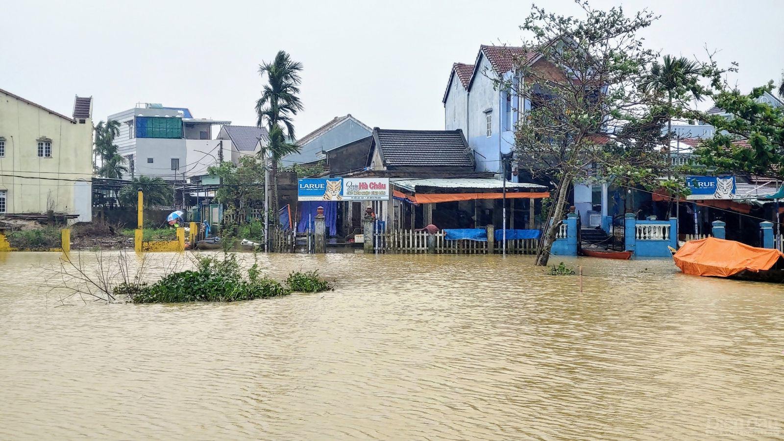 Nước lũ dân cao tràn vào nhà dân tại phường Thanh Hà - Hội An.