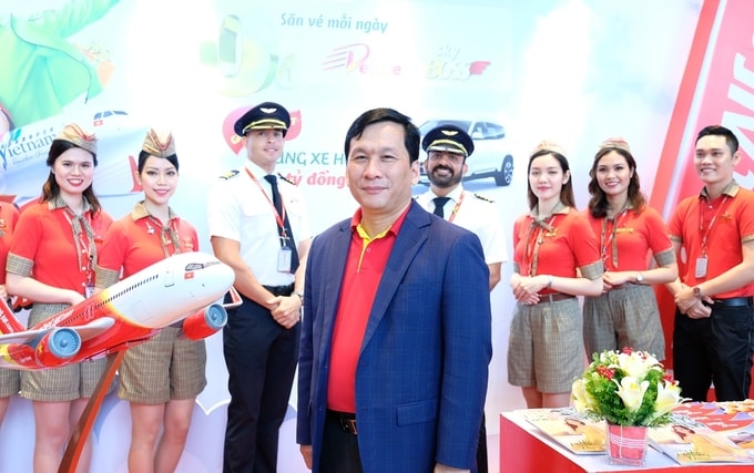 Ông Đinh Việt Phương - Giám đốc điều hành Vietjet tại gian hàng trưng bày của Vietjet ở hội nghị. Ảnh: Phương Phương.