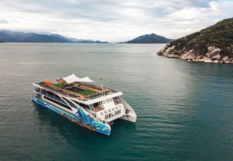 Du thuyền Seacat Catamaran đưa du khách khám phá hải trình ngắm vịnh thiên đường Nha Trang