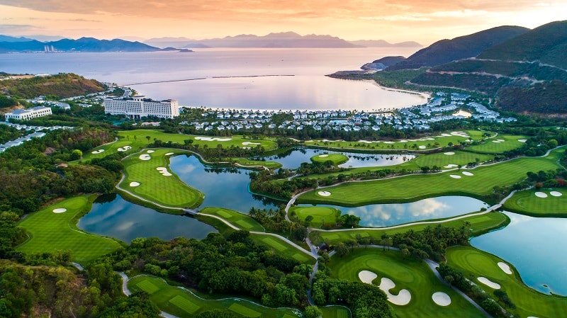 Vinpearl Golf Phú Quốc nằm giữa cánh rừng nguyên sinh yên bình, được vinh danh là sân gôn có cảnh quan tự nhiên đẹp nhất Việt Nam cùng ưu đãi khí hậu mát mẻ, ôn hoà, khiến cuộc chơi thêm thăng hoa. Tận dụng ưu thế địa hình, IMG Worldwide đã tạo nên một sân gôn 18 hố gôn chuẩn quốc tế trên đảo đầu tiên với nhiều thử thách bất ngờ. Vung gậy tại đây, gôn thủ có thể cảm nhận rõ vẻ đẹp của những đường fairway gợn sóng nhấp nhô, tô điểm bởi cảnh quan như tranh vẽ.