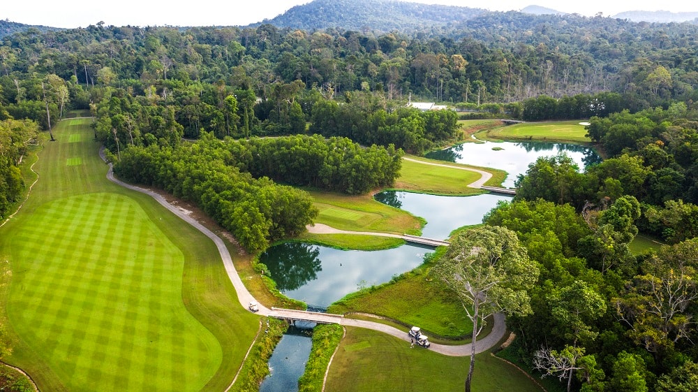 Nằm liền kề khu nghỉ dưỡng 5 sao Vinpearl, Vinpearl Golf Nam Hội An là một trong những sân gôn tiêu biểu của vùng duyên hải miền Trung, được sắp xếp khéo léo giữa các hố ngắn và dài xen kẽ nhau, tạo cho gôn thủ cảm giác thú vị và không nhàm chán. Sở hữu bẫy cát lớn nhất Việt Nam, sân gôn này mang đến khởi đầu đầy thách thức nhưng không kém phần thú vị.