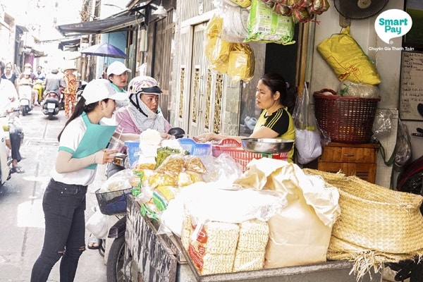 Lực lượng nhân viên, cộng tác viên SmartPay đi đến tận nơi, giới thiệu, hướng dẫn tiểu thương sử dụng tiện ích trên ví
