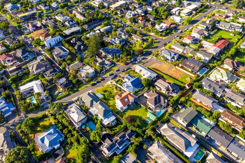 hững ngôi nhà gần biển ở quận Takapuna, Auckland có giá bán trung bình vào khoảng 12,5 triệu đô la New Zealand. Ảnh: Getty