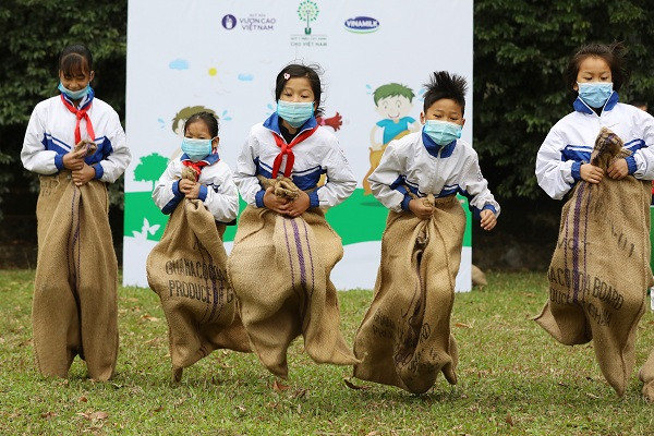 Hoạt động tìm hiểu về chương trình, tặng quà, khám dinh dưỡng cùng nhiều trò chơi thú vị được Vinamilk tổ chức cho các em học sinh trong sự kiện.